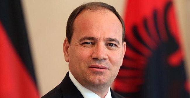 Ish-presidenti Bujar Nishani ka ditëlindjen, status pikant në FB (FOTO)