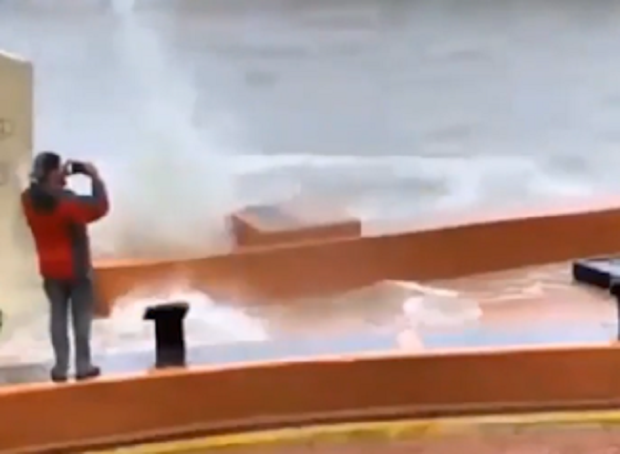 Donte të filmonte dallgët gjigante gjatë uraganit Irma, dallga e hedh në anën tjetër