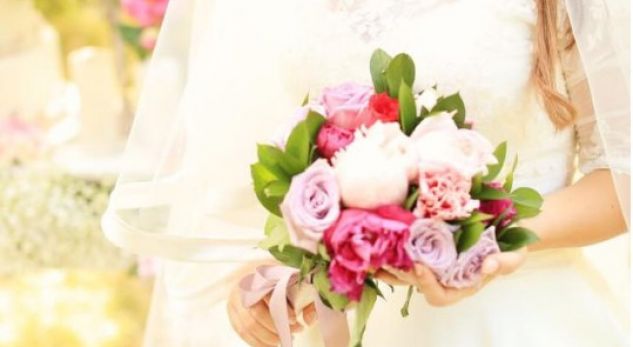 Surprizon aktorja shqiptare, me fustan nusërie në krah të deputetit demokrat (FOTO)