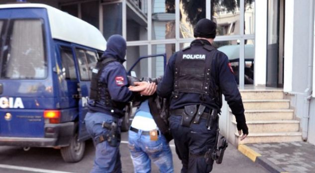 I riu thyen urdhrin e mbrojtjes… për të rrahur sërish nënën!