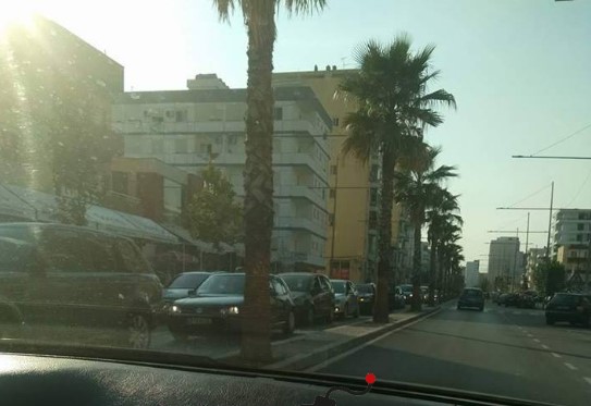 Durrës, dy makina bëjnë “xing” në rrugën e plazhit, varg i gjatë makinash (FOTO)