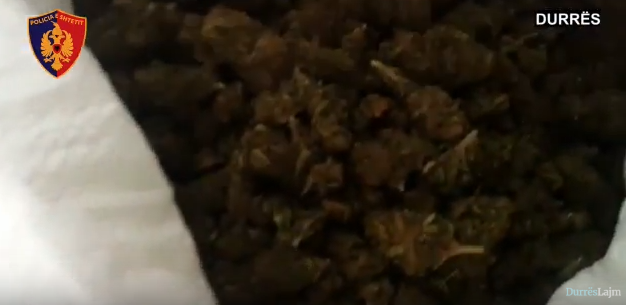 Shtin me automatik natën në Durrës, policët i shkojnë dhe i gjejnë drogë (VIDEO)