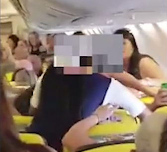 Momente paniku në avion, pasagjerët përleshen me njëri –tjetrin