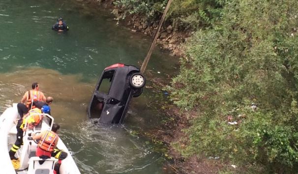 Aksident tragjik, 37-vjeçari përfundon me makinë në ujë dhe vdes