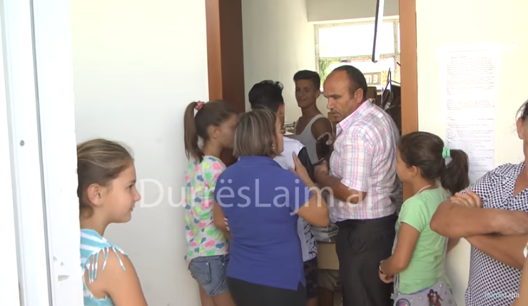 E trishtë/ Shumë familje në Durrës nuk u blejnë dot librat fëmijëve (VIDEO)