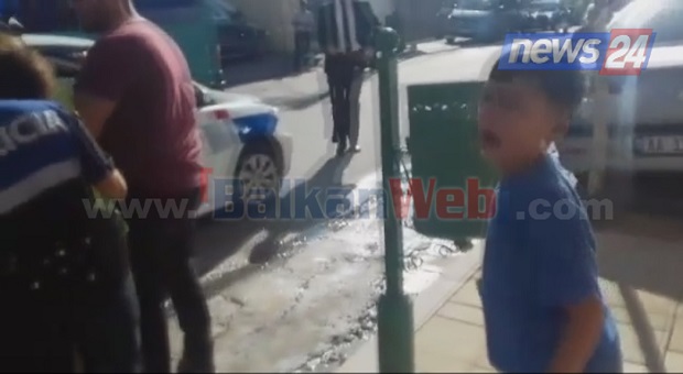 Përplasje mes banorëve dhe policisë në Shkozë, ulërimat e vogëlushit nuk i dëgjon askush (FOTO+VIDEO)