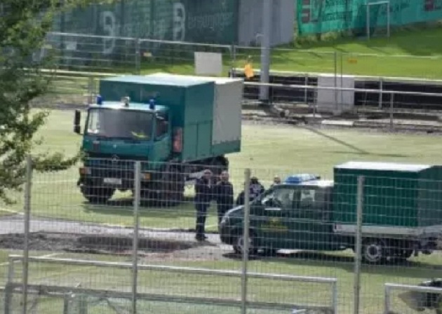 Shkuan të ndërronin tapetin e fushës, por zbulojnë një bombë 50 kg