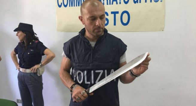 Shqiptari në Itali kërcënon me hanxhar gruan dhe dy vajzat