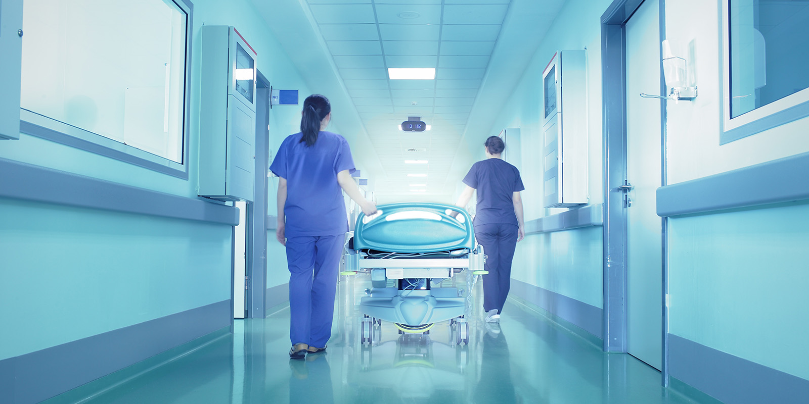 Mjekja e re në Durrës goditet me sende të forta nga një grua