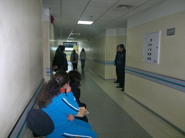 Burri në Kavajë i pret aksidentalisht këmbën gruas