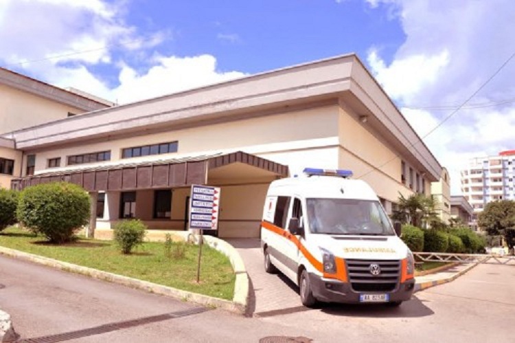 Durrës, rrëzojnë nga karrikia shokun në lokal, përfundon në spital