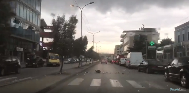 “Çmendet” moti në Durrës (VIDEO)