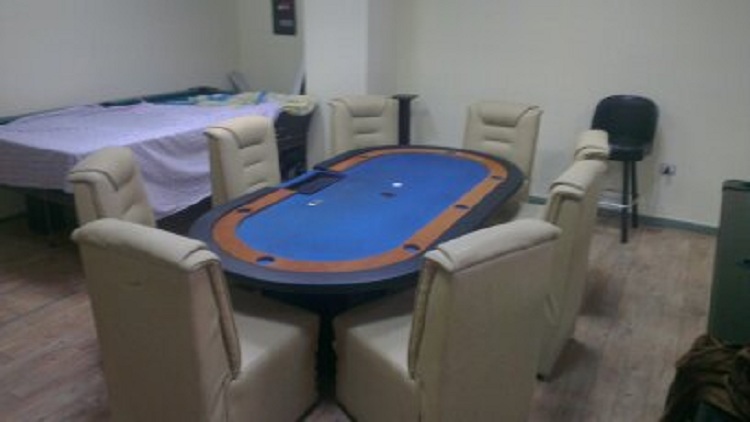 Kapen 10 persona duke luajtur poker, nis procedimi ndaj pronarëve të lokaleve