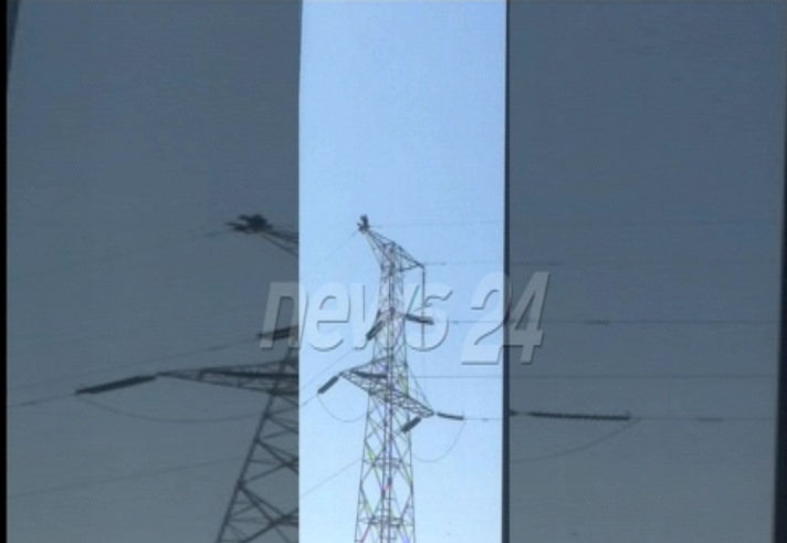 LAJM I FUNDIT/ Burri nga Durrësi kërcënon vetëvrasje nga shtylla e tensionit