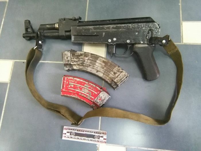 Rrëmben automatikun dhe qëllon me breshëri në ajër, pranga 20-vjeçarit