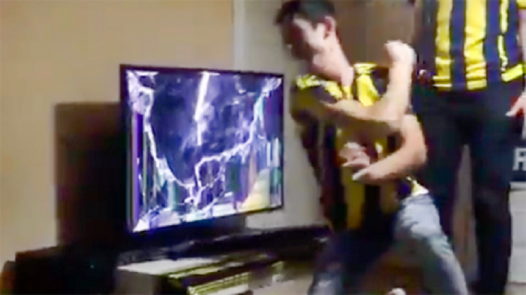 VIDEO/ Tifozi i Fenerbahçes thyen televizorin gjatë derbit, futbollisti: Do të të blej një të ri