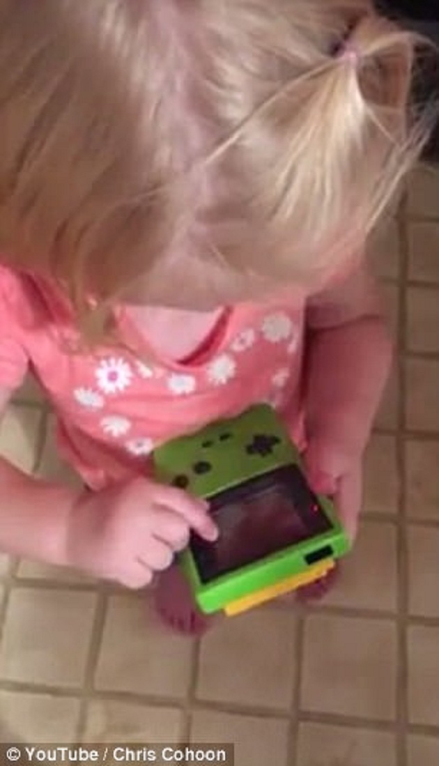 Kur fëmijët mësohen me smartphone (VIDEO)