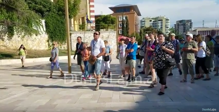 Durrësi kthehet në kryeqytetin e turistëve në vend (VIDEO)