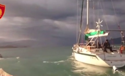 EMRAT/ Operacion nga deti dhe toka. Veliera me 1 ton drogë, arrestohen dy persona (VIDEO)