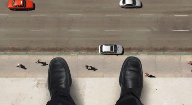 Burri hidhet nga lartësia, rëndë në spital