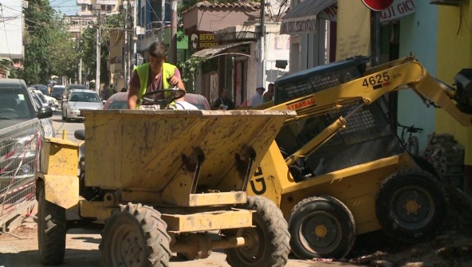 Firma private në Durrës dëmton rrjetin elektrik