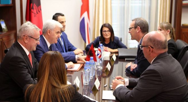 Azilkërkuesit shqiptarë dhe krimi, Ministri Xhafaj takim me zyrtarin britanik