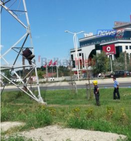 Kërcënoi se do hidhej nga shtylla në autostradë, durrsaku zbret pas negociatave me policinë