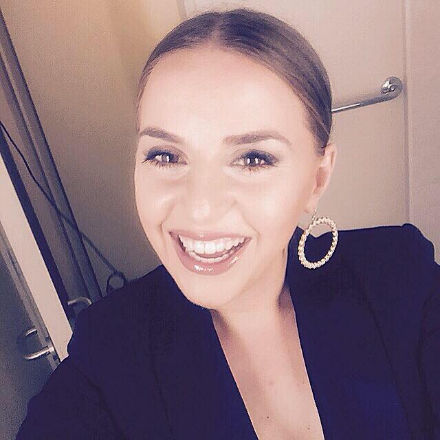 Kejsi Tola bën revolucion, pozon në shesh pa të brendshme