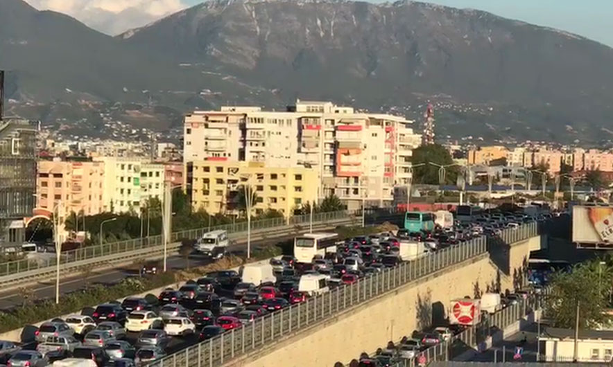 Kujdes nëse do të shkoni nga Durrësi në Tiranë! Shihni çfarë ndodh në autostradë