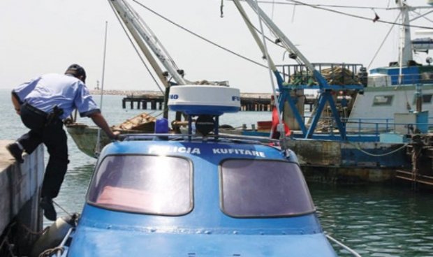 Policia bllokon një varkë peshkimi në Durrës