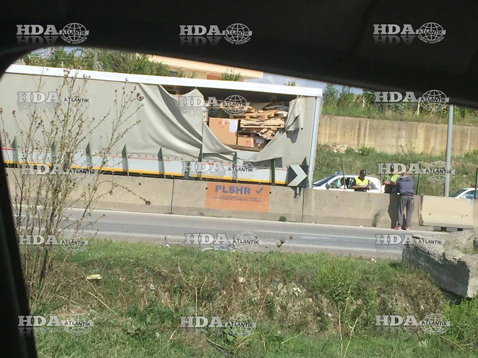 Incidenti që ndodhi sot në autostradën Tiranë-Durrës (FOTO)