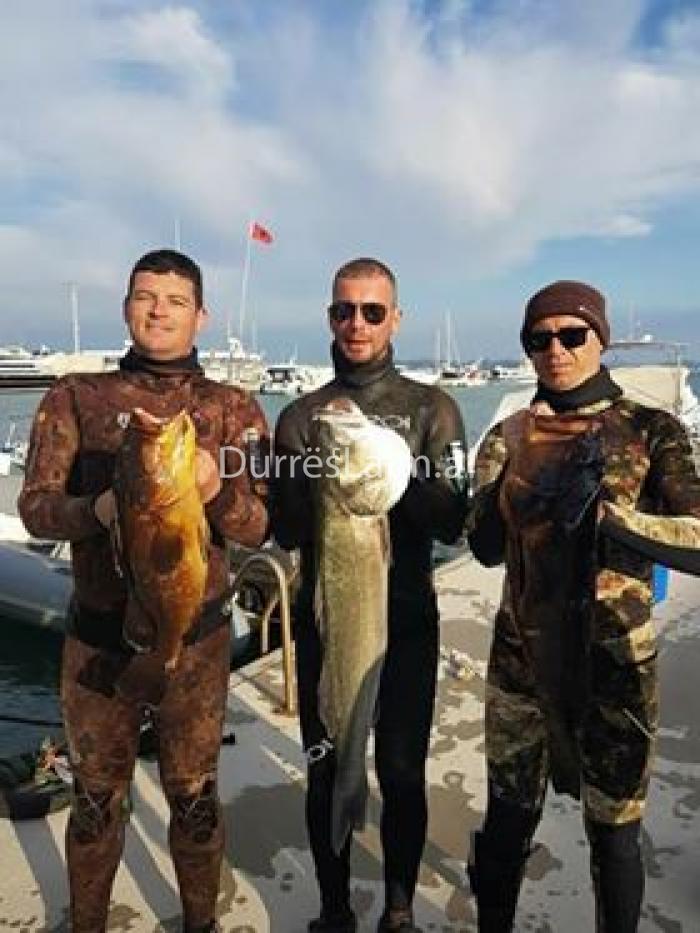 Dalin për gjueti, djemtë kapin në Durrës levrekun “gjigand”