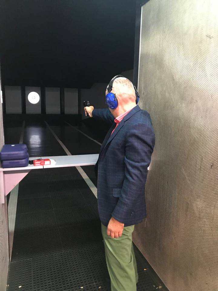 Pas akuzave të Ramës, Presidenti Meta shfaqet me pistoletë (FOTO)