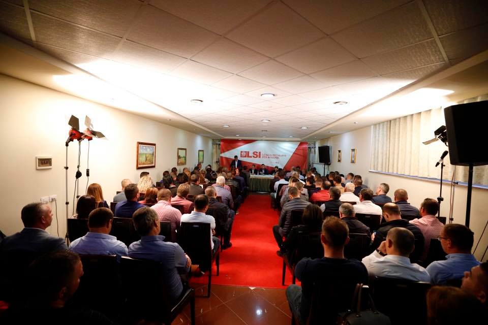 “Sa të shëmtuta i zgjedh”! Kryemadhi tallet në Durrës me zëvendësministret e Ramës