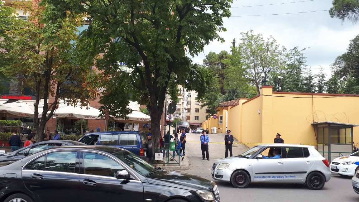 Xheniot kryejnë shpërthimin e valixhes së dyshimtë pranë ambasadës