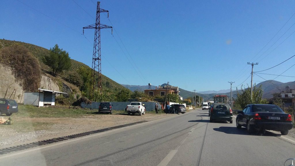 Devijon nga rruga, automjeti përplaset me shtyllën (FOTO)