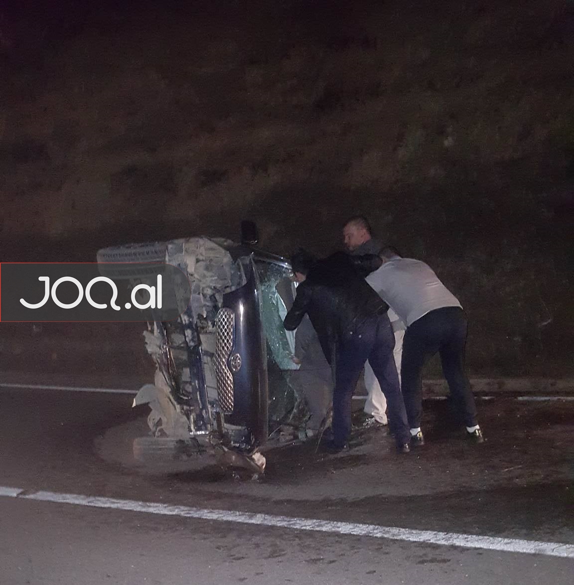 Makina me shpejtësi përmbyset në kthesë, shoferi pret dorën, rëndë prindërit (FOTO)