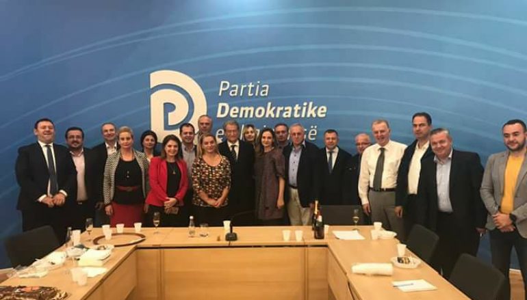 Surpriza e deputetëve të PD-së për ditëlindjen e Berishës (FOTO)