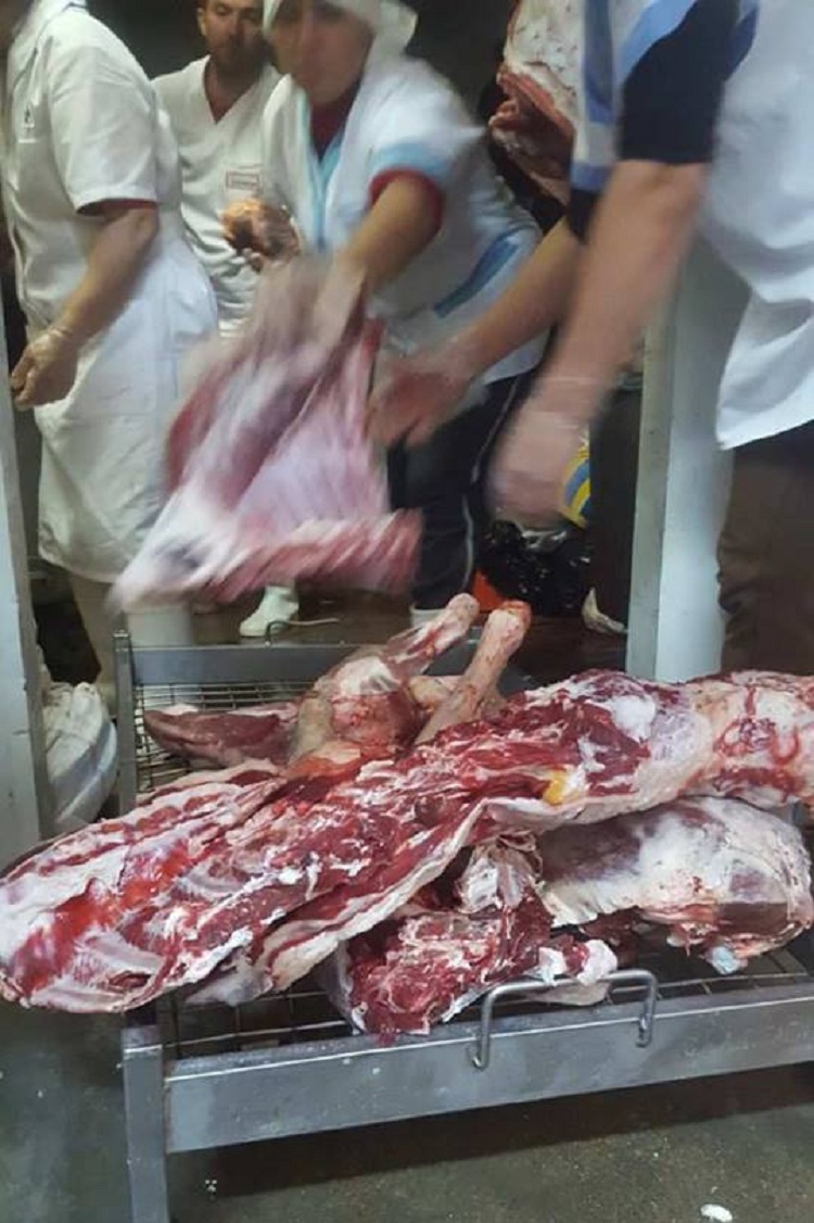 AKU bllokon 2 tonë mish të pakontrolluar, mbyll 83 dyqane dhe thertore