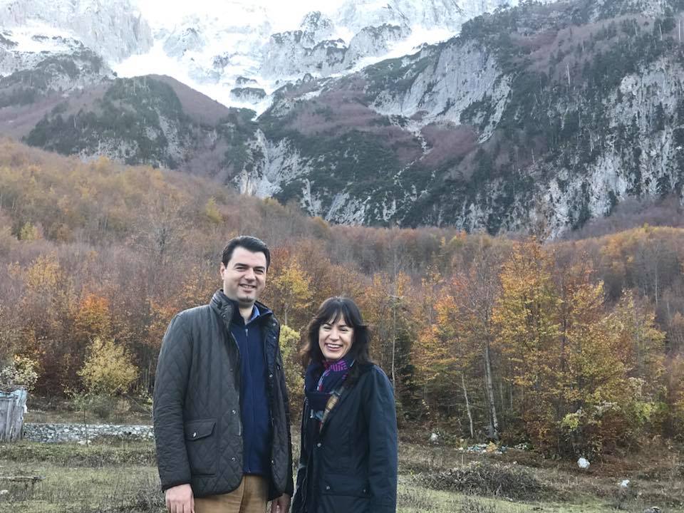 ‘Një rrugë e dy punë’, Basha i largohet Tiranës me bashkëshorten