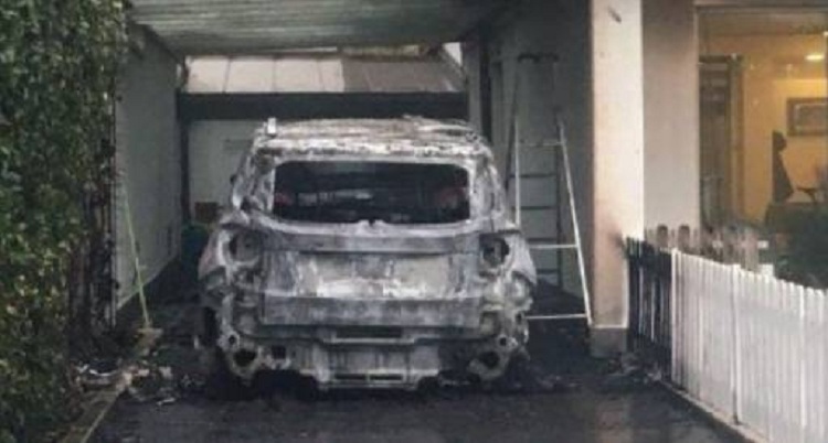 Shkrumbohet nga zjarri mjeti i një oficeri policie