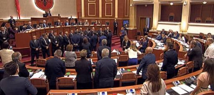 Plas sherri në Kuvend, Flamur Noka ​përjashtohet nga seanca