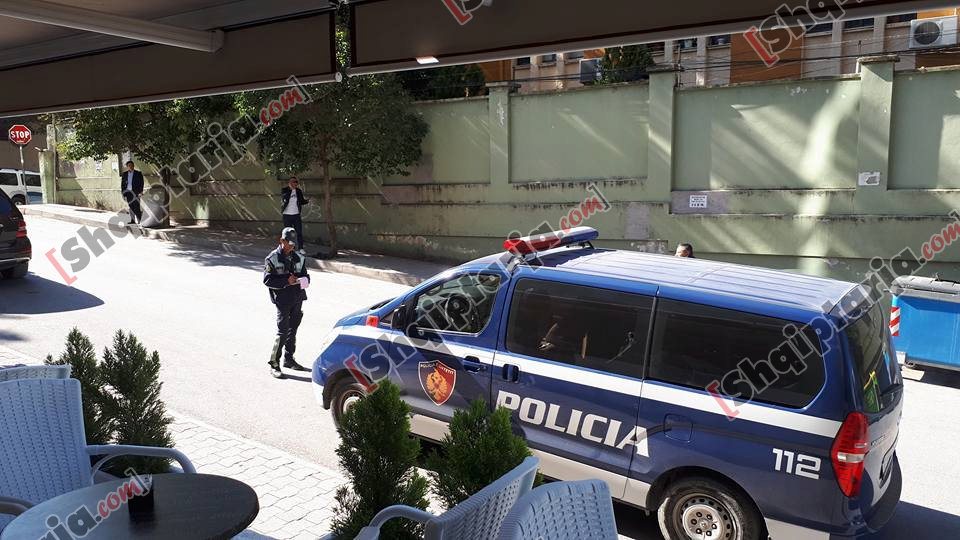 E rrallë! Policia gjobit policinë për parkim të gabuar (FOTO)