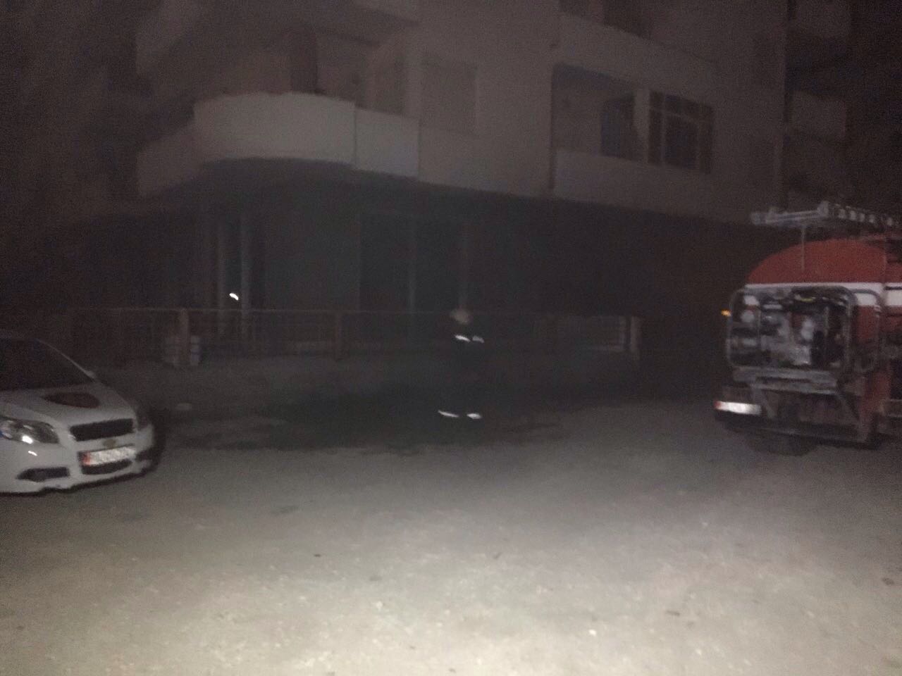 Zjarr në garazhin e një pallati shumëkatësh, flakët rrezikojnë disa makina