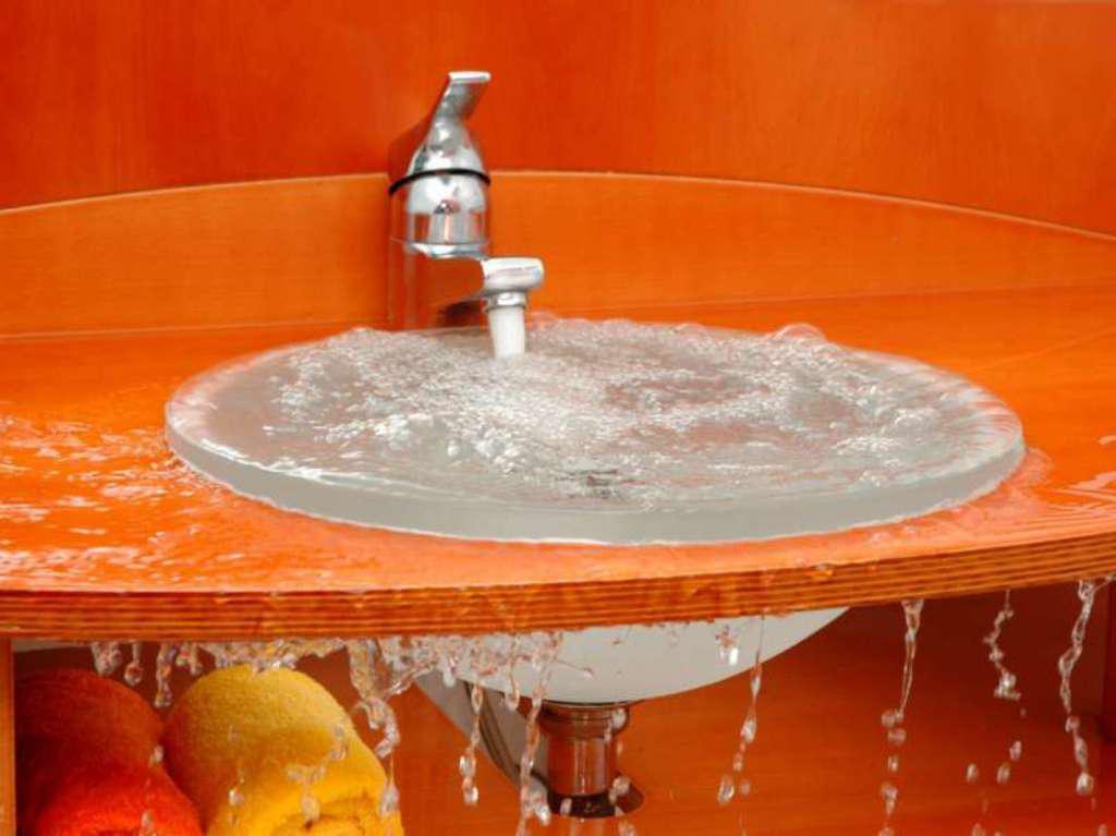 Ju është bllokuar lavamani? Lirojeni me këtë përzierje të thjeshtë