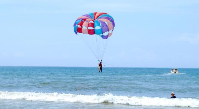 Bënte “surf” me parashutë te Gjiri i Lalzit, shpëtohet nga mbytja