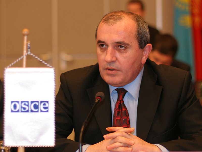 Ish-ministri i PD-së në zi, humbet të atin