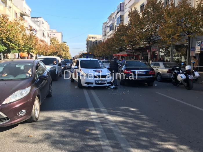 LAJM I FUNDIT/ Makina e policisë përplaset me “Benz”-in luksoz në Durrës