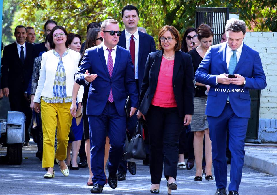 Basha i jep “borxh” gjashtë deputetë të PD-së Fatmir Mediut