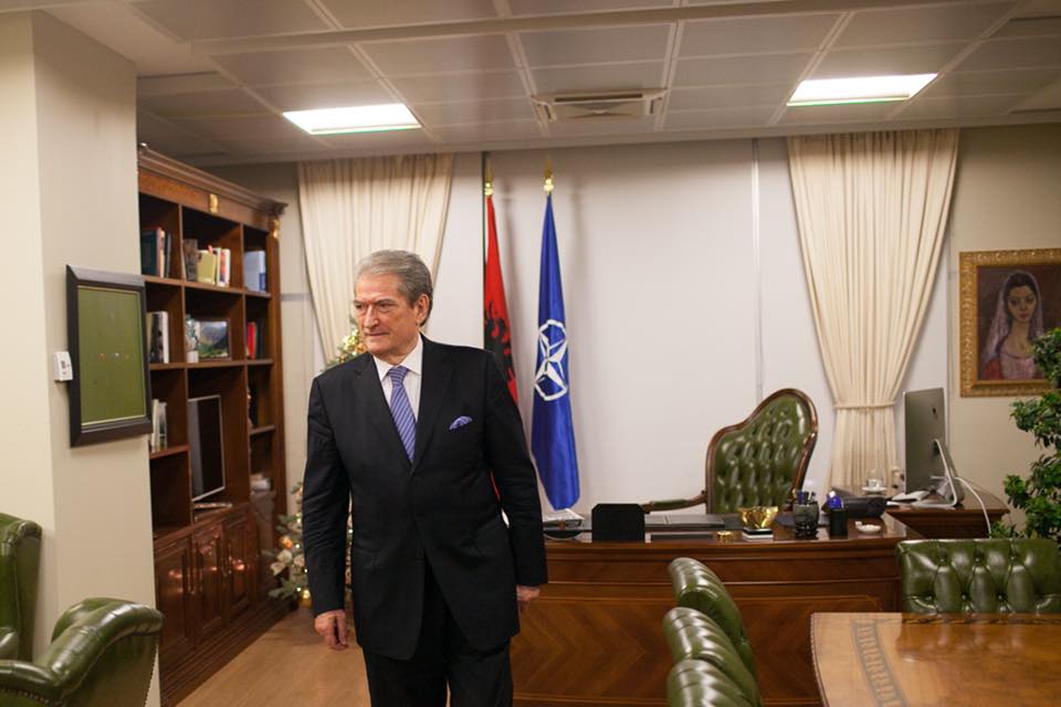 Berisha: Bandat bëjnë ligjin në Rrugën e Kombit! Policia e ndihmon me sehir!